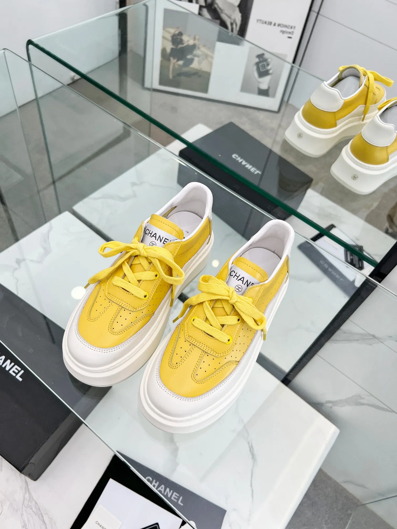 👟👟Ex-factory price 540👟👟 Super popular Chanel Chanel 2024 new casual sports shoes and sneakers. Hard to find at the counter. Super beautiful color. Very versatile. Super comfortable. Full of small fragrance. Classic, durable and versatile. The upper is made of spliced materials, real cowhide, sheepskin lining, original pU+Tpa sole, good resilience. Wear light, white, white and black, white and yellow code number: 35-40